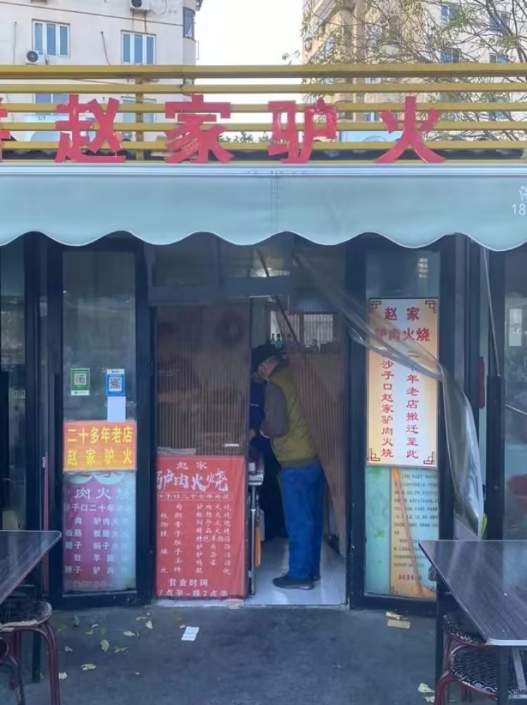 印度军队横扫克什米尔,缴获了一批五四手枪,以及国产手榴弹