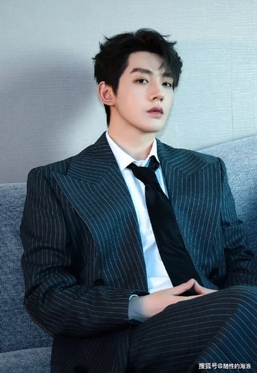 十五年后终遭反噬：闫学晶的“阶层嗅觉”，为何成了毁掉她的致命毒药？