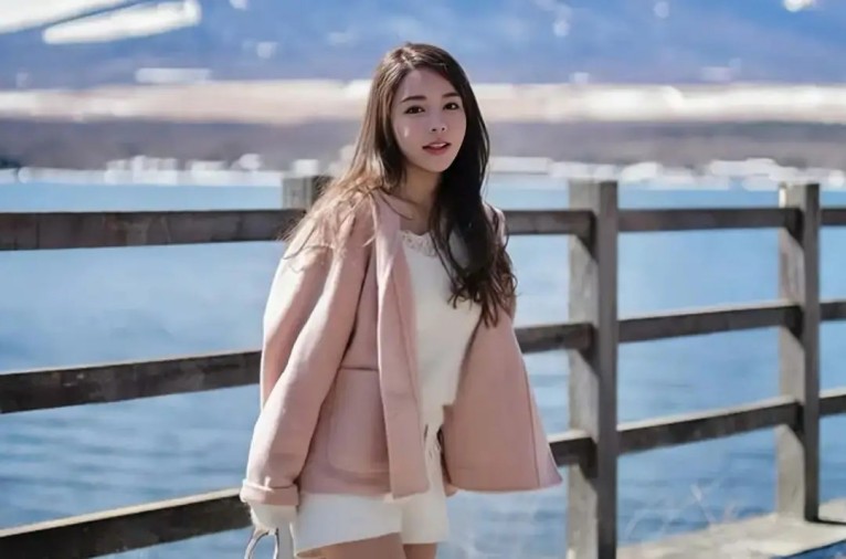 58岁伊能静大谈女性主义，坦言自己不是少女，发长篇作文拒绝雌竞引争议